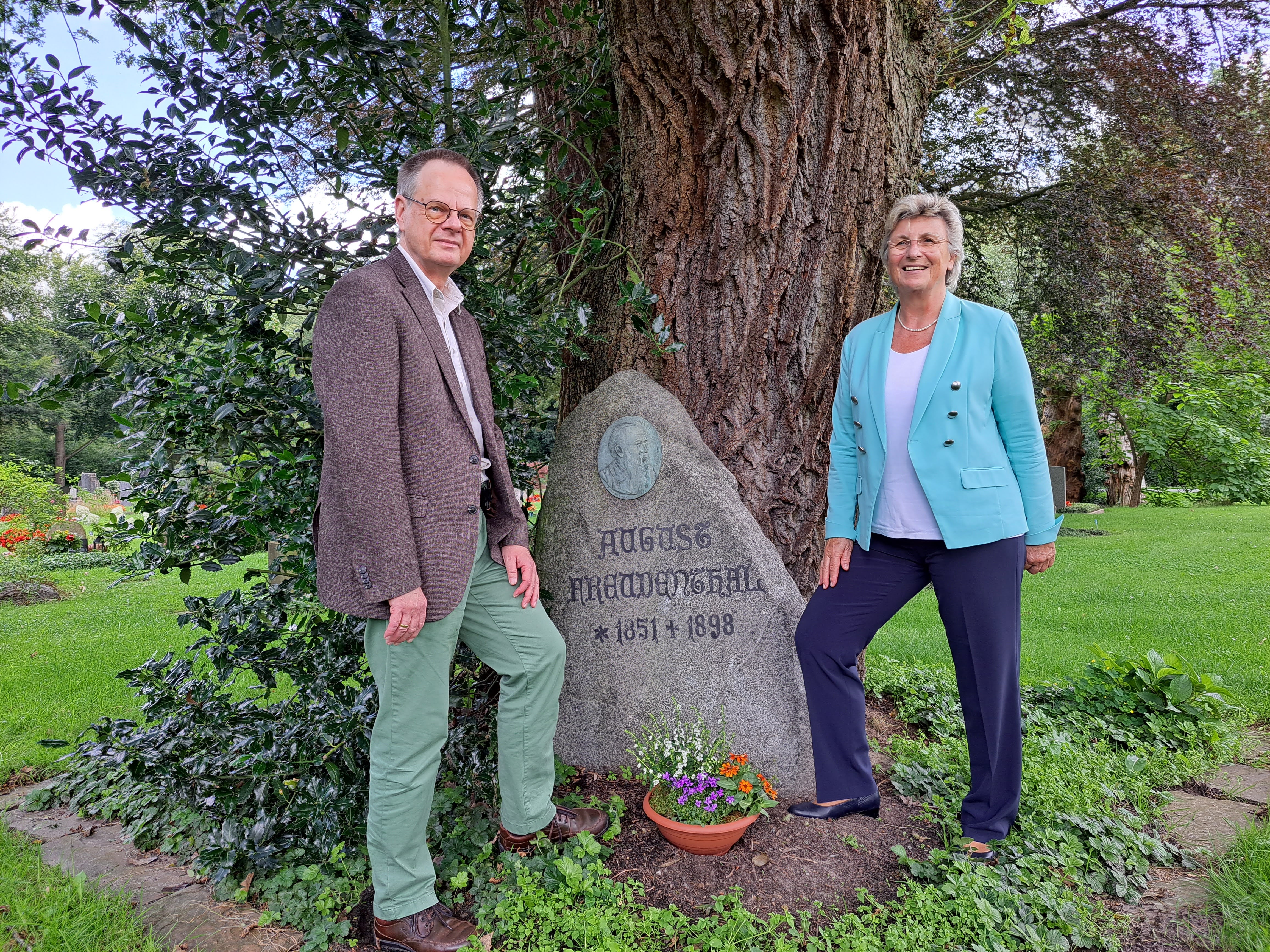 Gedenkstein für August Freudenthal unter einem alten Baum