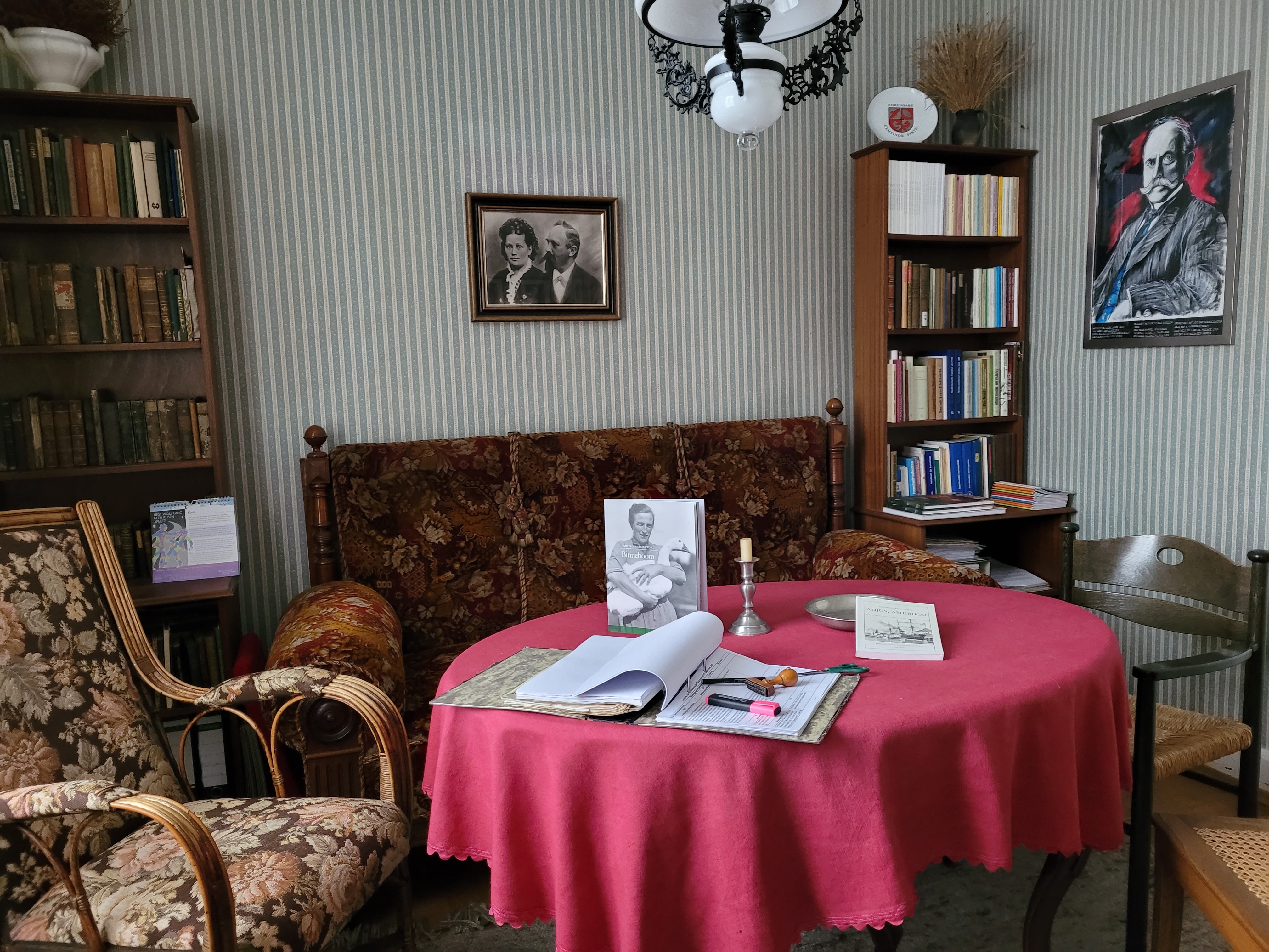 Einrichtung des Freudenthal-Zimmers mit Büchern und Porträts